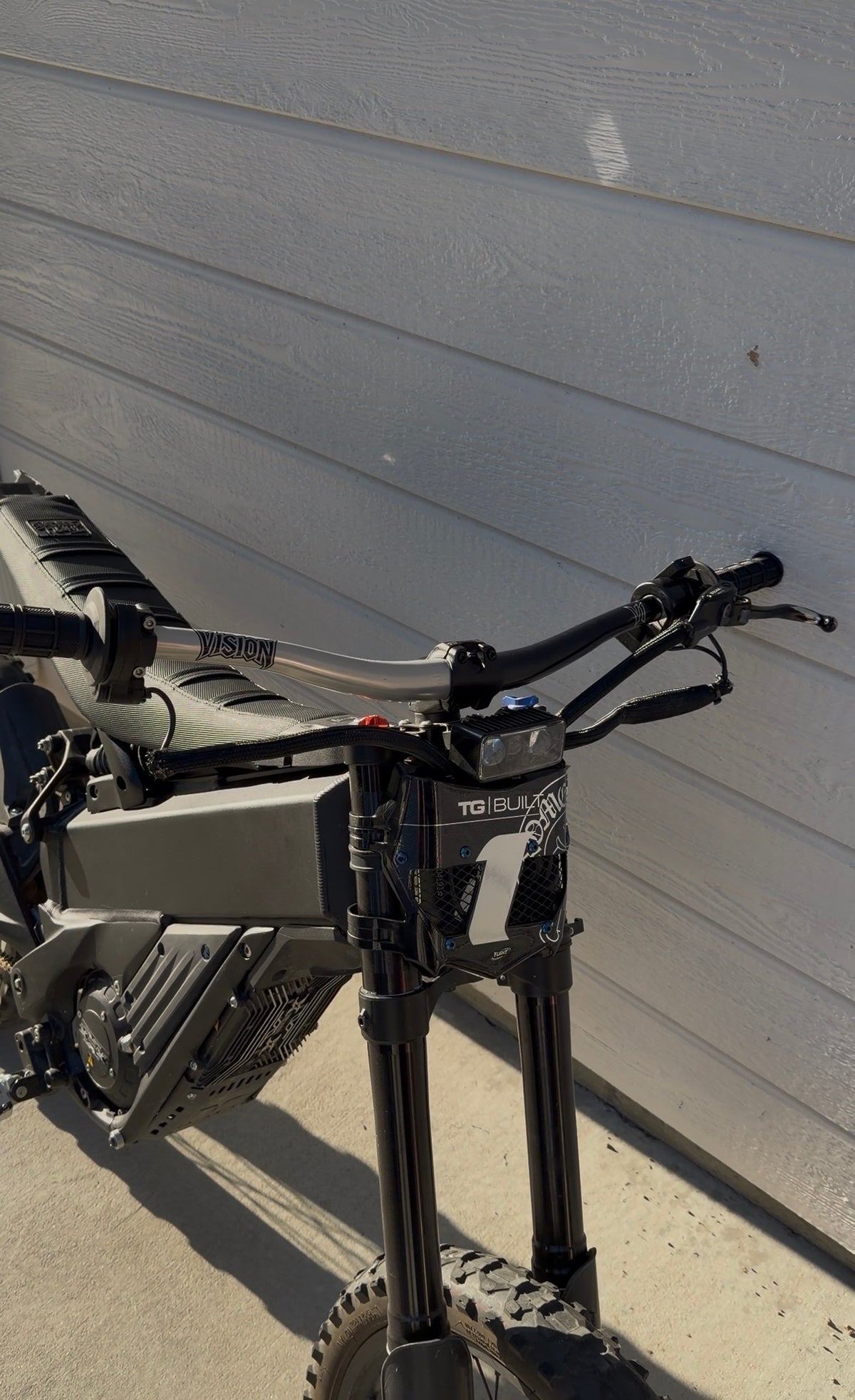 vision moto v1 hlf black hlf silver bars